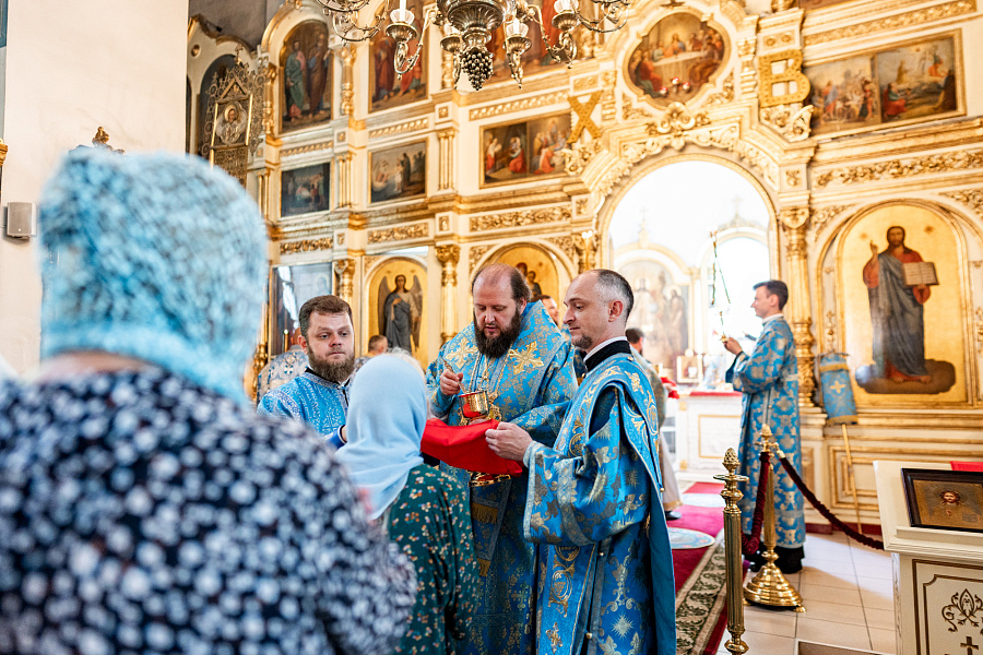 Божественная литургия в Троицком храме села Ваулово м.о. Чехов в день празднования Боголюбской иконы Божией Матери